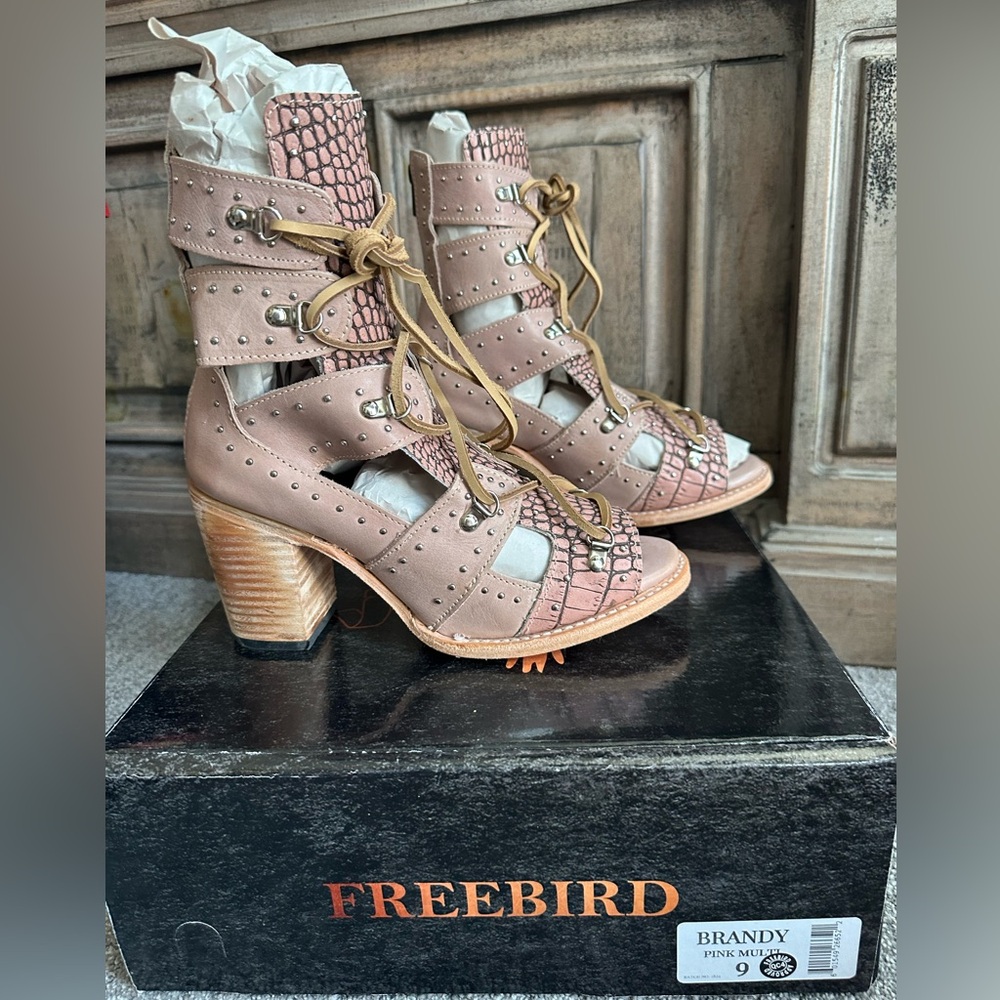 New Freebird Brandy Pink Multi Size 9 Studded Blush Croco